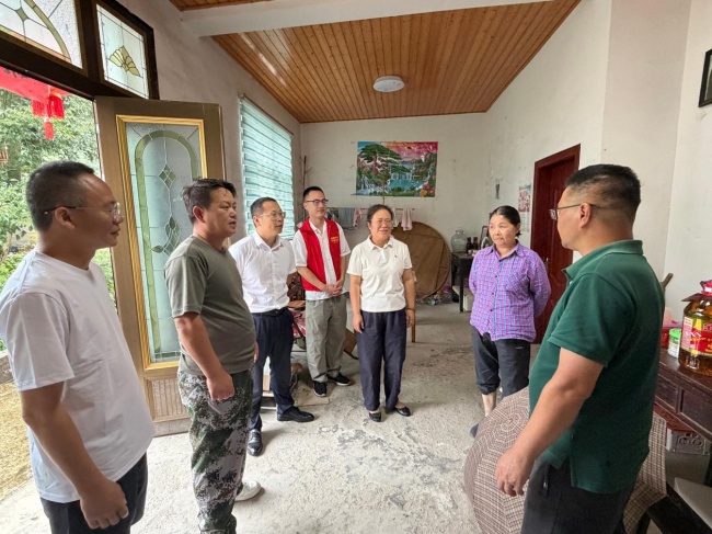 政保携手送关怀，普惠保险暖民心——市医保局联合平安产险建德支公司走访慰问“西湖益联保”受益群众