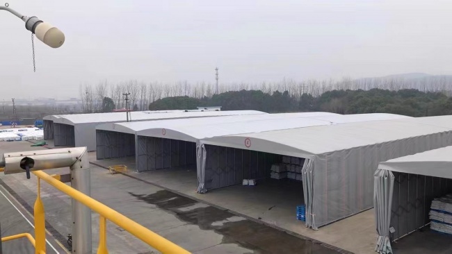 华南工厂通道电动推拉棚防雨抗风设计解析