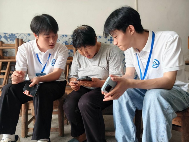 数字服务进乡村 武昌工学院学子手把手教老