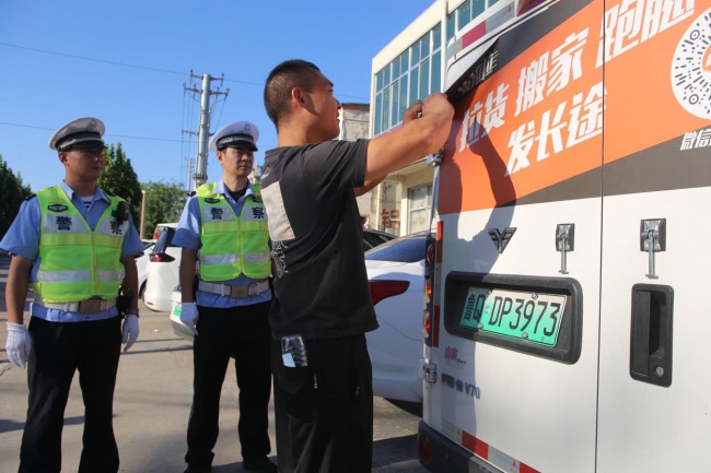 货车车身贴满广告？违规！临沂交警开展专项整治车身广告行动