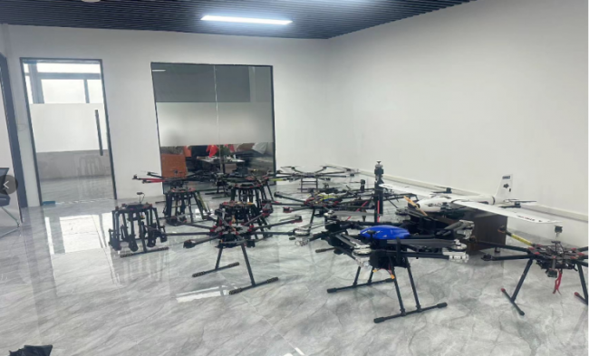 智蛛凌云：团队开展无人机组装调试筑牢科创根基