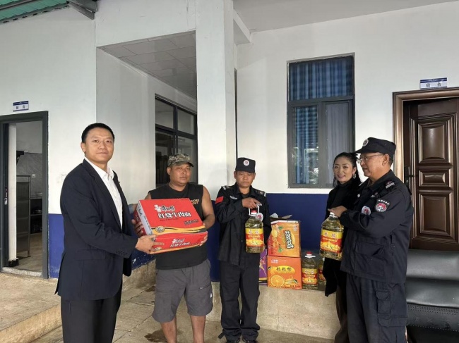 消保提示送上门：金融知识“走边关” 中国光大银行昆明分行开展边境联防所慰问活动