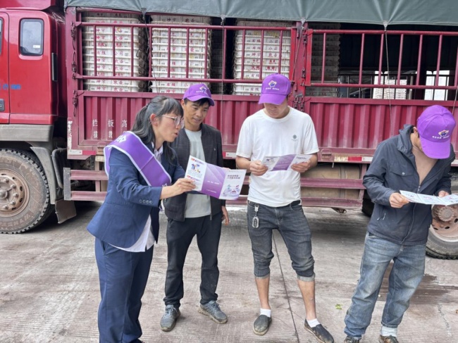 中国光大银行曲靖分行走进蔬菜批发市场开展专项金融教育宣传