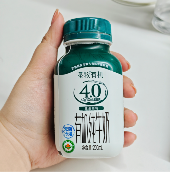 早读站到早自习结束，老师办公桌上总有一瓶不用等的有机奶