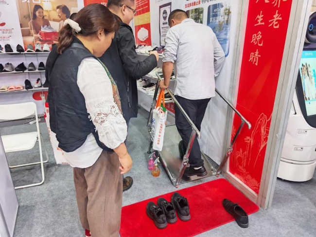 聚焦银发出行刚需｜百宝止滑鞋2026安徽省养老博览会收获广泛好评