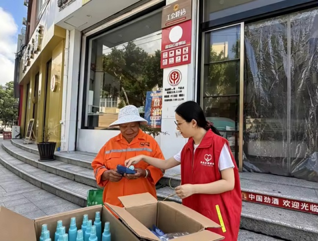 浙江洞头：驿站送凉消热气 点滴关爱沁人心