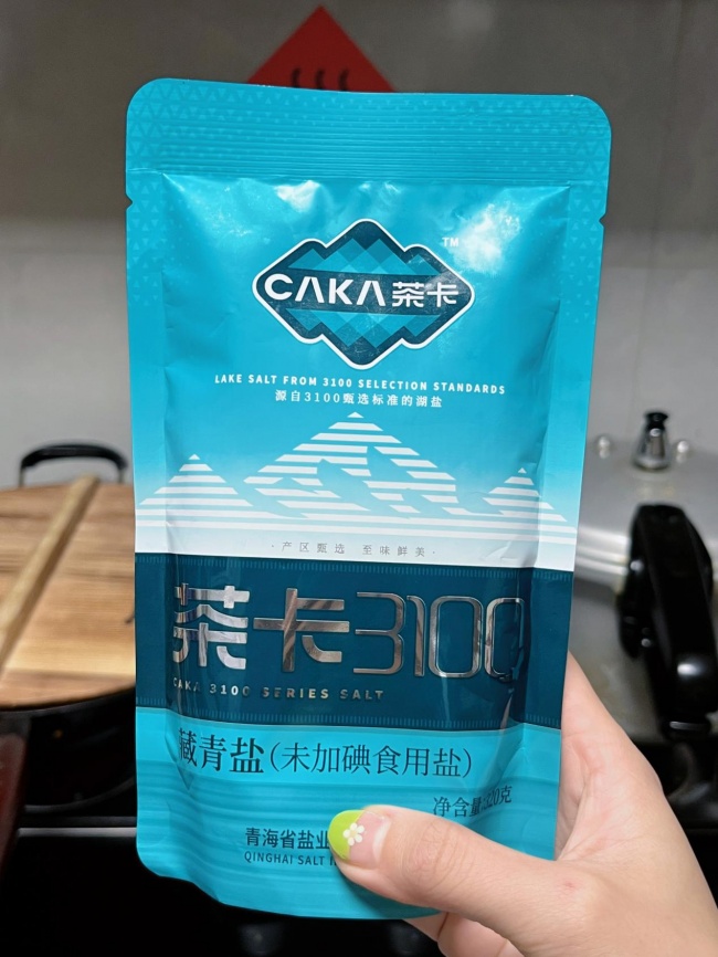 年轻人排队喝咸奶茶，茶卡湖盐站上“顶流”C位