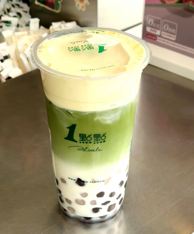年轻人排队喝咸奶茶，茶卡湖盐站上“顶流”C位
