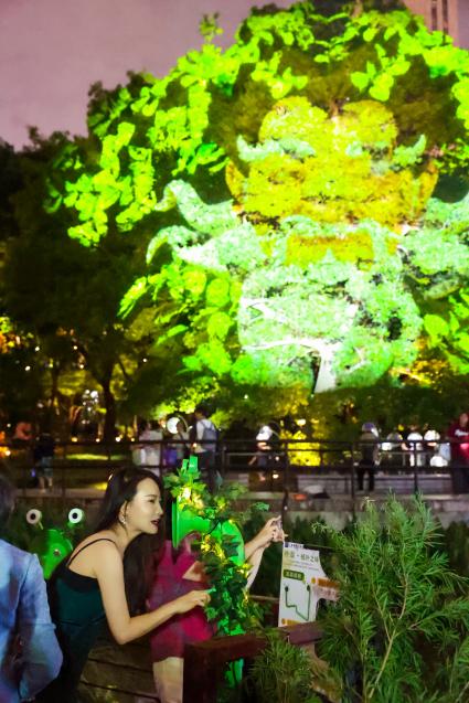 对话百年古树，漫步光影花路：丽业光电携沉浸式AI光影艺术亮相第三届上海国际光影节