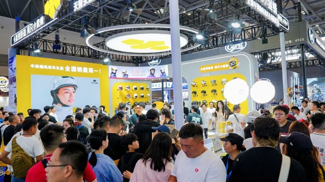 两只小蜜蜂加多彩头盔亮相第二十四届重庆摩博会，