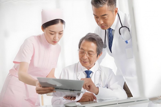 恶心呕吐的家庭护理：什么时候可以观察，什么时候必须去医院