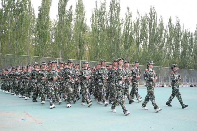 石榴籽在军训场：内蒙古师范大学计算机科学技术学院各族新生同训练共流汗