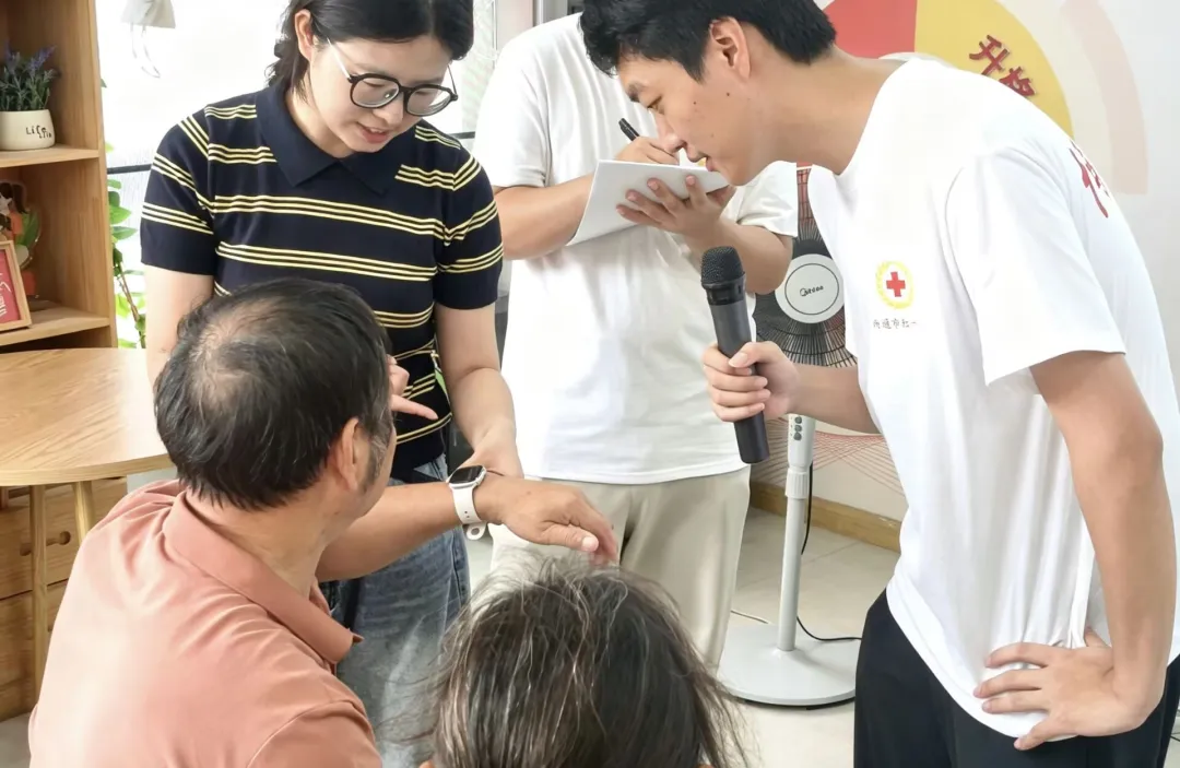 银龄智享 数智同行——南通大学深入社区落地 “博爱青春” 暑期志愿活动