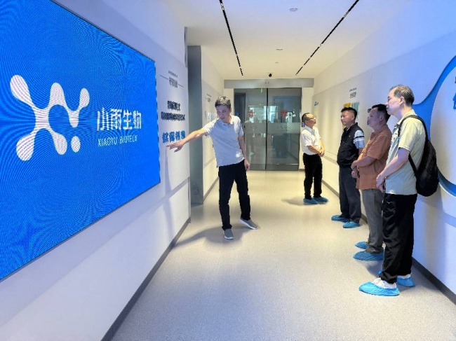 广东药科大学刘院长一行莅临小雨生物，共话产学研融合新篇章
