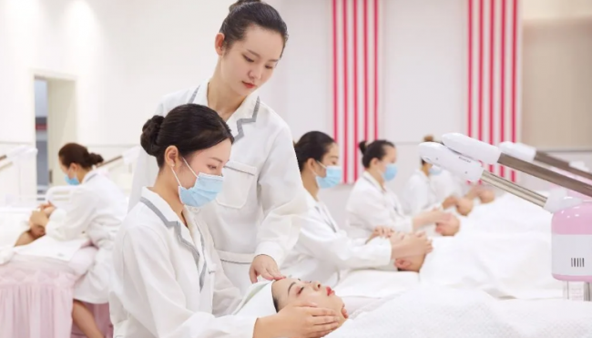 美业风口正当时！呼市新华美妆形象设计与美容康养专业 2026 年开始招生第1张