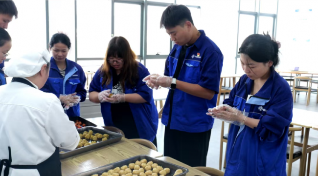 中交一航局厦金大桥（厦门段）项目员工手作月饼欢度中秋