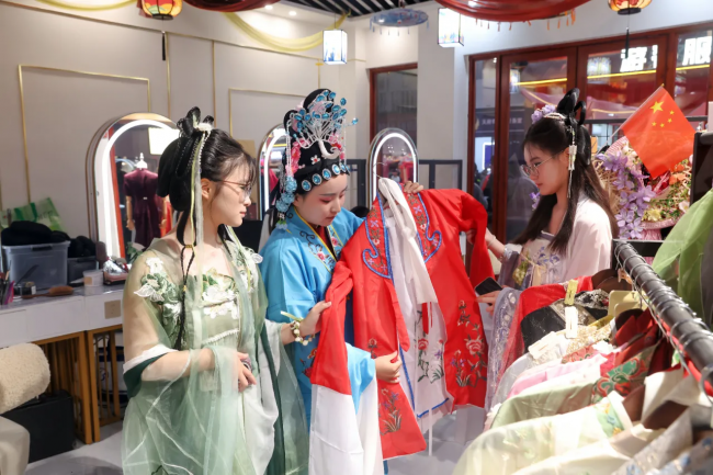 戏旅营城·蝶变新生 | 亚新文化最新力作荆州监利《天府奇庙夜》国庆火爆开街！