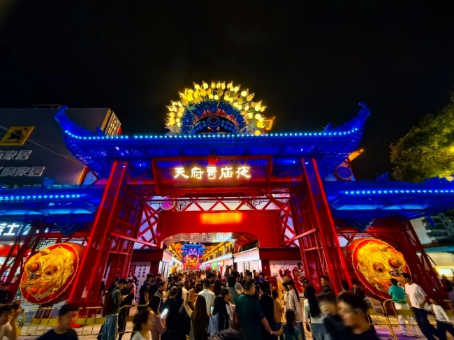 戏旅营城·蝶变新生 | 亚新文化最新力作荆州监利《天府奇庙夜》国庆火爆开街！