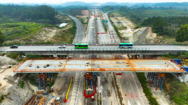 湖北武穴陶梅马公路跨沪渝高速新天桥钢箱梁顶推到位，后续桥面铺装及接线工程计划年内实施
