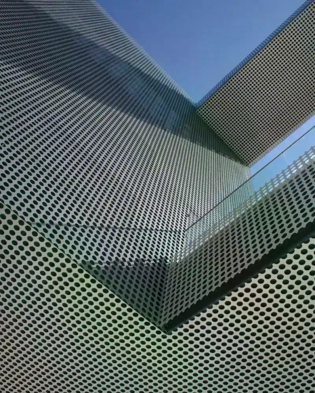 2.5厚铝单板：建筑外墙装饰的技术选型与性能平衡