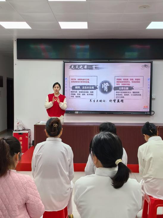 传统养生功法焕发新活力 八段锦公益科普走进社区受青睐