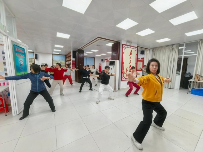传统养生功法焕发新活力 八段锦公益科普走进社区受青睐
