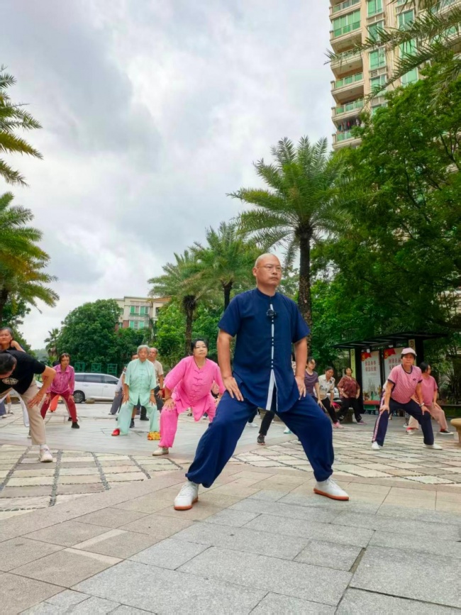 传统养生功法焕发新活力 八段锦公益科普走进社区受青睐