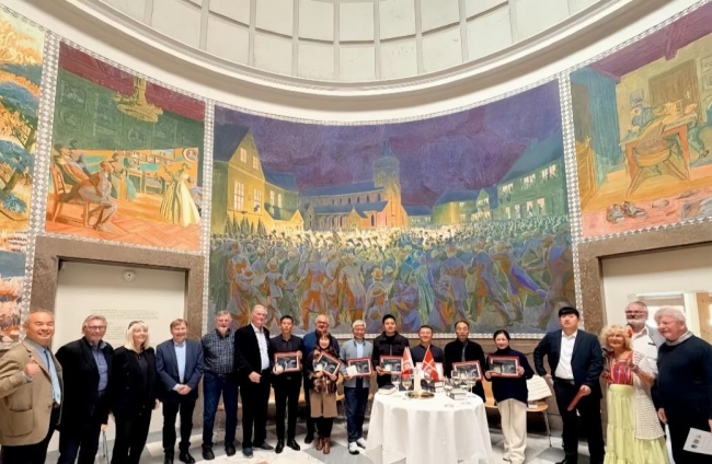 安徒生教师奖丹麦颁奖，十位全球教育工作者获表彰