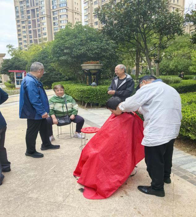 重阳暖人心 便民进社区 中海·银海一号敬老公益便民活动圆满举办