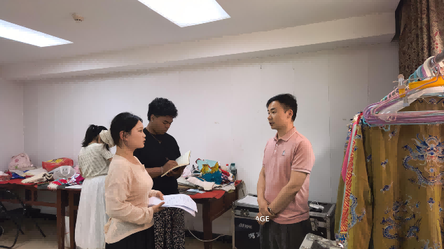 去剧团问问：“盔头到底难在哪？” 一群年轻人走进河南豫剧一团
