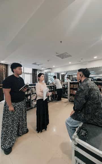 去剧团问问：“盔头到底难在哪？” 一群年轻人走进河南豫剧一团