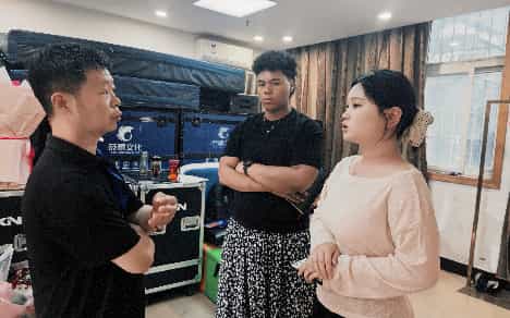 去剧团问问：“盔头到底难在哪？” 一群年轻人走进河南豫剧一团