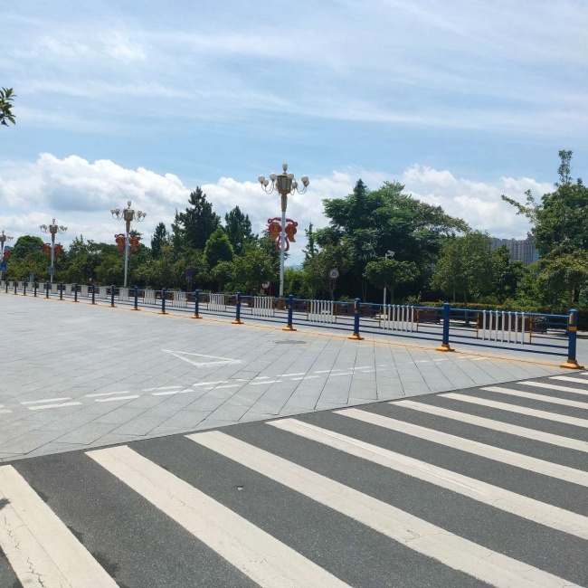 马路隔离护栏防腐与批量交付评析