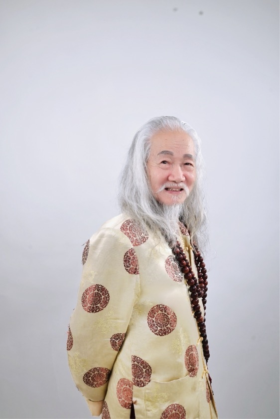 周星驰执导电影《新喜剧之王》 梅达池饰演整容师