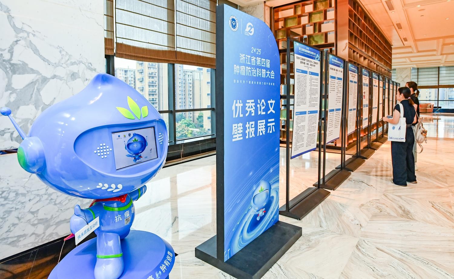 1758244667387789.jpg 科普大会现场,市民在观看优秀论文壁报展示(3)(1).jpg