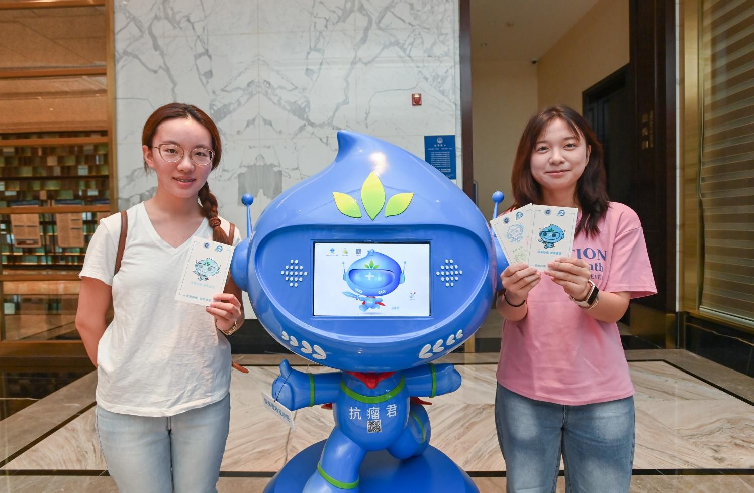 1758244686740266.jpg 市民和浙江省防治科普形象代言人“抗瘤君”拍照合影(1).jpg