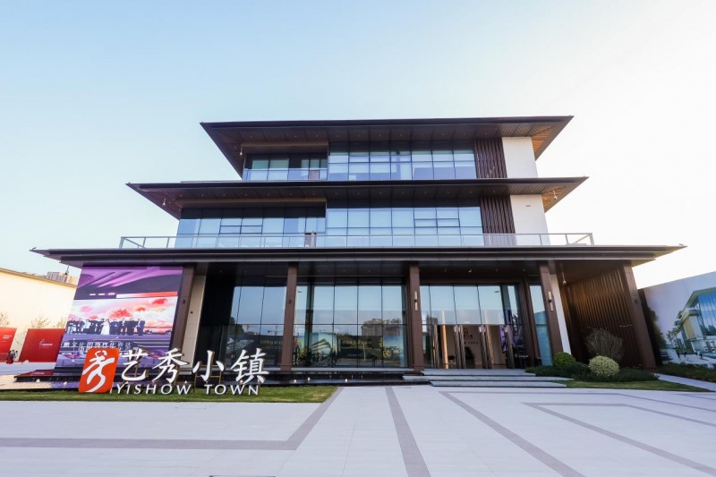 穿越千年对话时尚！2025首届中国国风时尚周在河南中牟艺秀小镇开幕