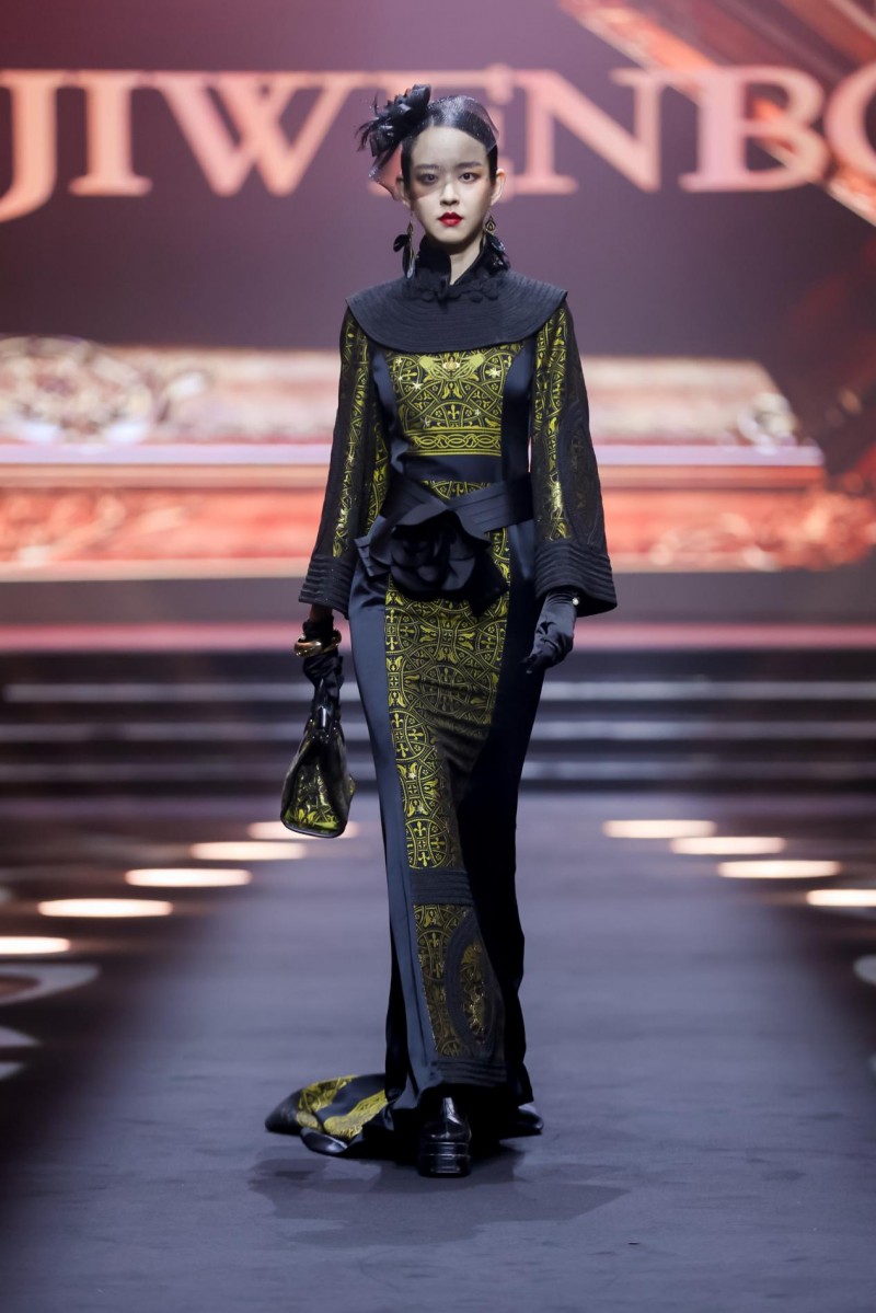 穿越千年对话时尚！2025首届中国国风时尚周在河南中牟艺秀小镇开幕