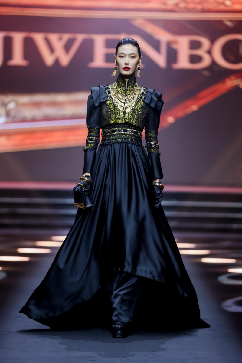 穿越千年对话时尚！2025首届中国国风时尚周在河南中牟艺秀小镇开幕