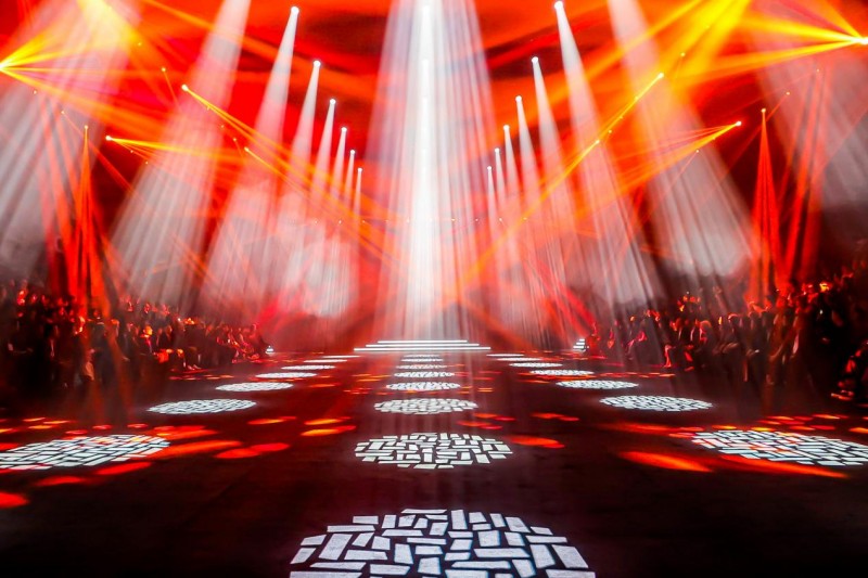 穿越千年对话时尚！2025首届中国国风时尚周在河南中牟艺秀小镇开幕