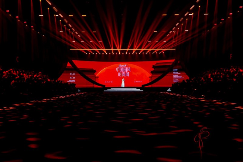 穿越千年对话时尚！2025首届中国国风时尚周在河南中牟艺秀小镇开幕