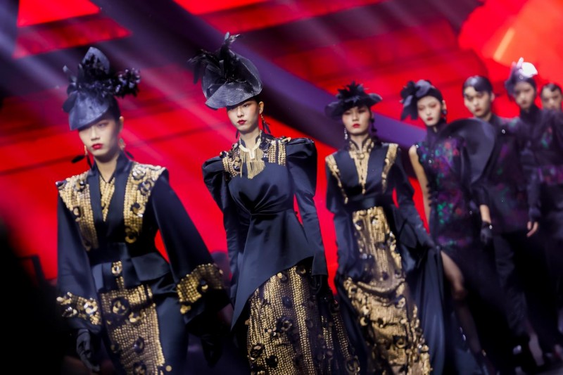 穿越千年对话时尚！2025首届中国国风时尚周在河南中牟艺秀小镇开幕