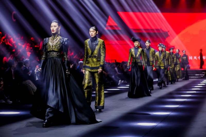 穿越千年对话时尚！2025首届中国国风时尚周在河南中牟艺秀小镇开幕