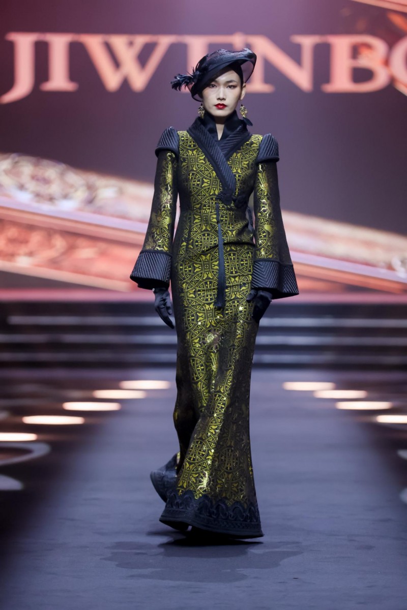 穿越千年对话时尚！2025首届中国国风时尚周在河南中牟艺秀小镇开幕