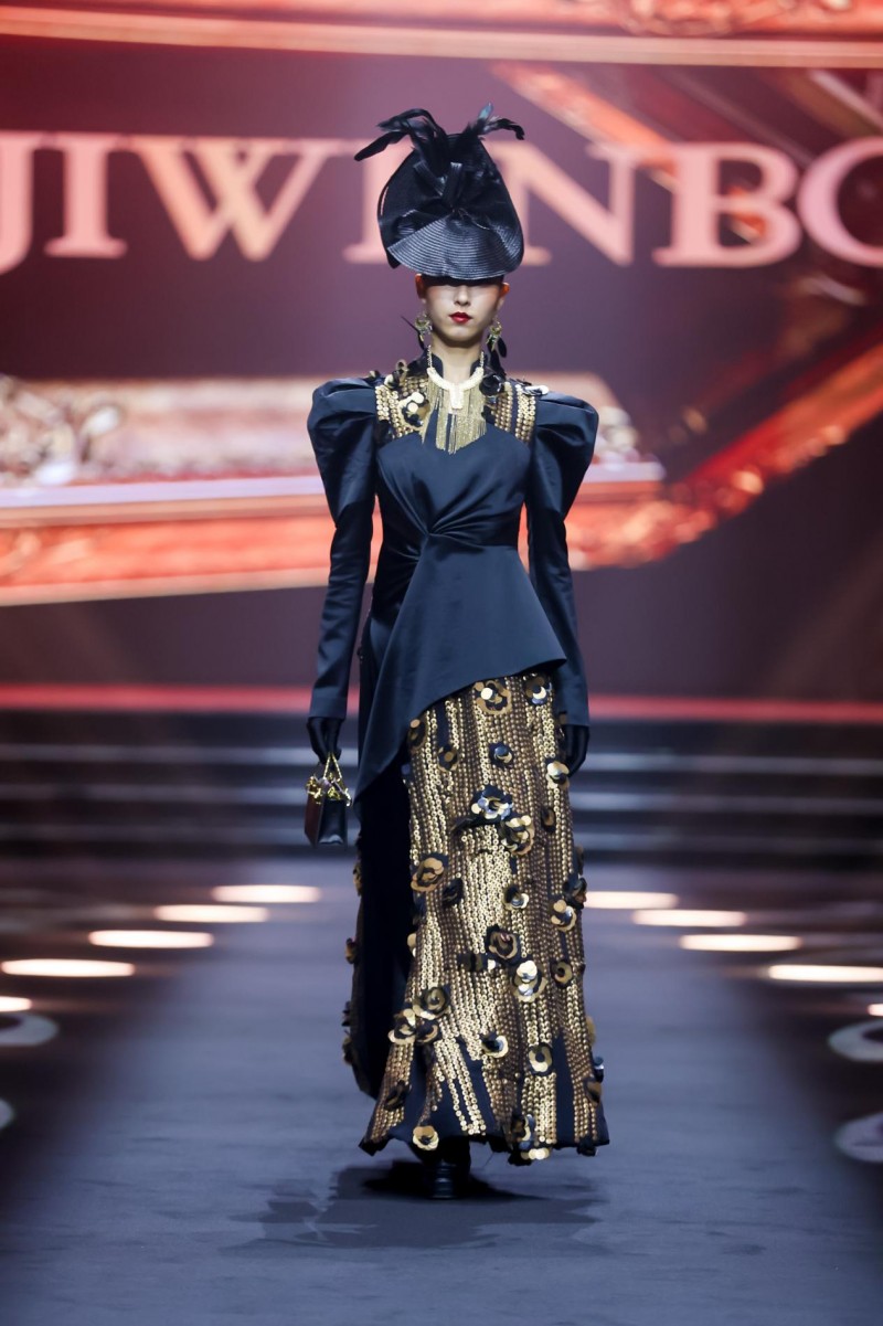 穿越千年对话时尚！2025首届中国国风时尚周在河南中牟艺秀小镇开幕