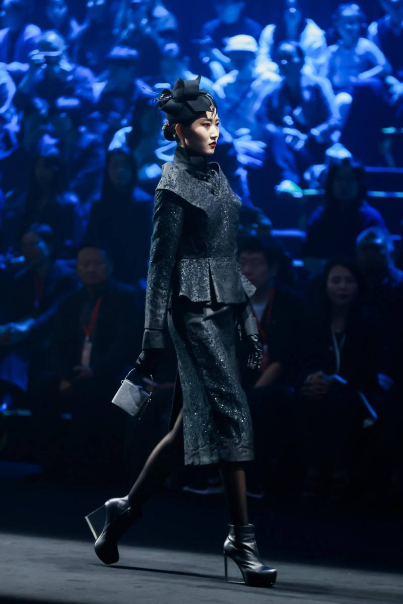 穿越千年对话时尚！2025首届中国国风时尚周在河南中牟艺秀小镇开幕