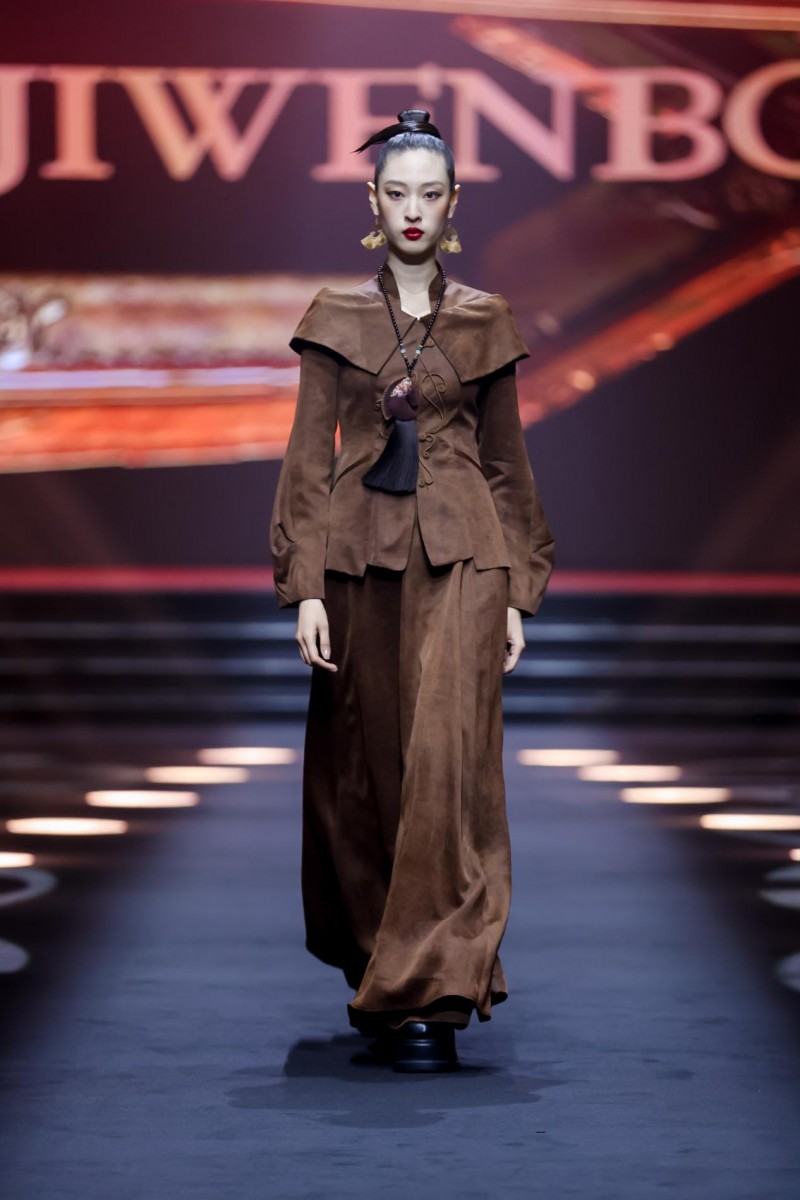 穿越千年对话时尚！2025首届中国国风时尚周在河南中牟艺秀小镇开幕