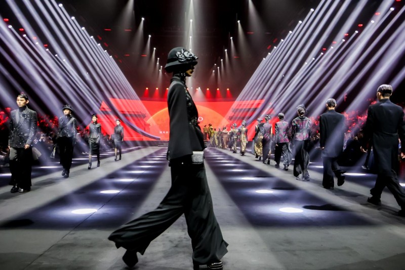 穿越千年对话时尚！2025首届中国国风时尚周在河南中牟艺秀小镇开幕