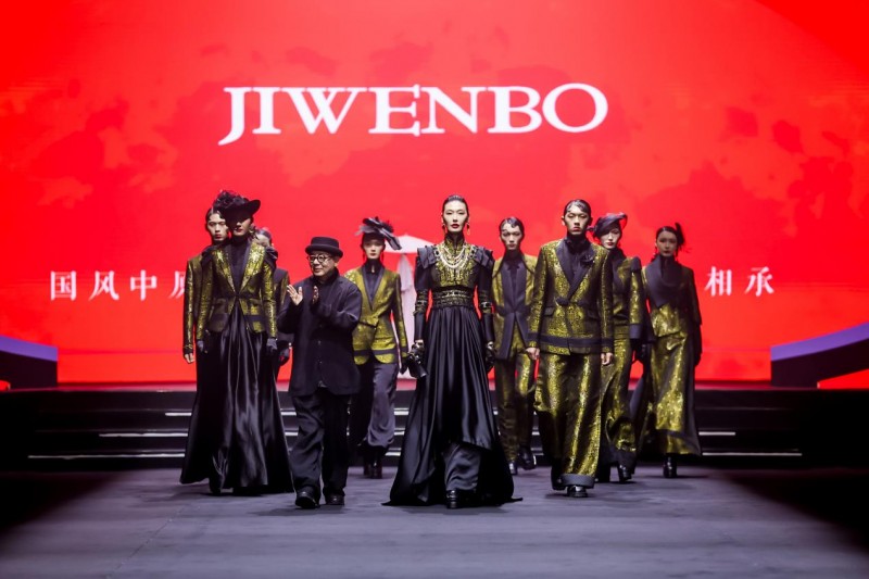 穿越千年对话时尚！2025首届中国国风时尚周在河南中牟艺秀小镇开幕