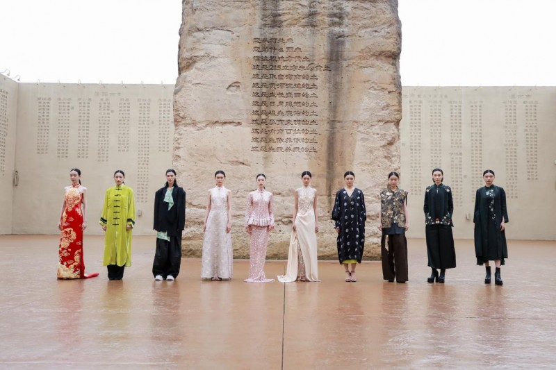 穿越千年对话时尚！2025首届中国国风时尚周在河南中牟艺秀小镇开幕
